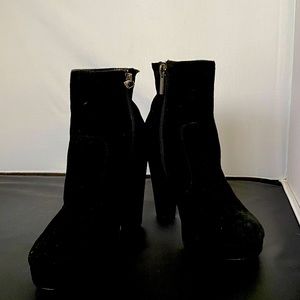 Steve Madden size 6 black boots